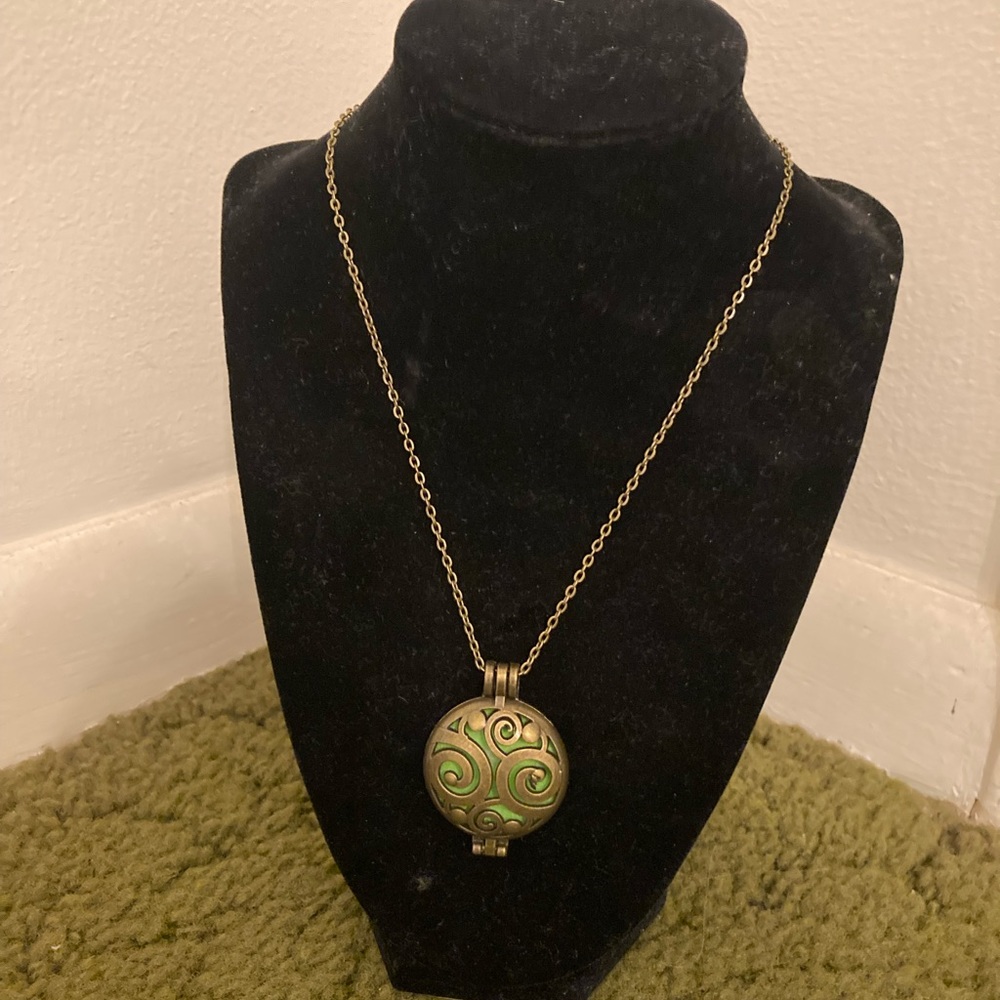 New  green and bronze essential oils diffuser necklace 18  inch chain